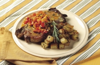 Bife angosto en salsa de tomate, naranja y albahaca Bife angosto en salsa de tomate, naranja y albahaca